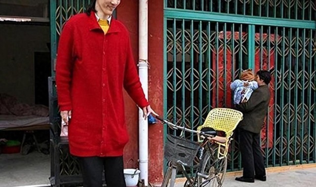 华体会官网-世界第一女巨人来自中国安徽，穿78码的鞋子，一顿饭吃六碗炒面