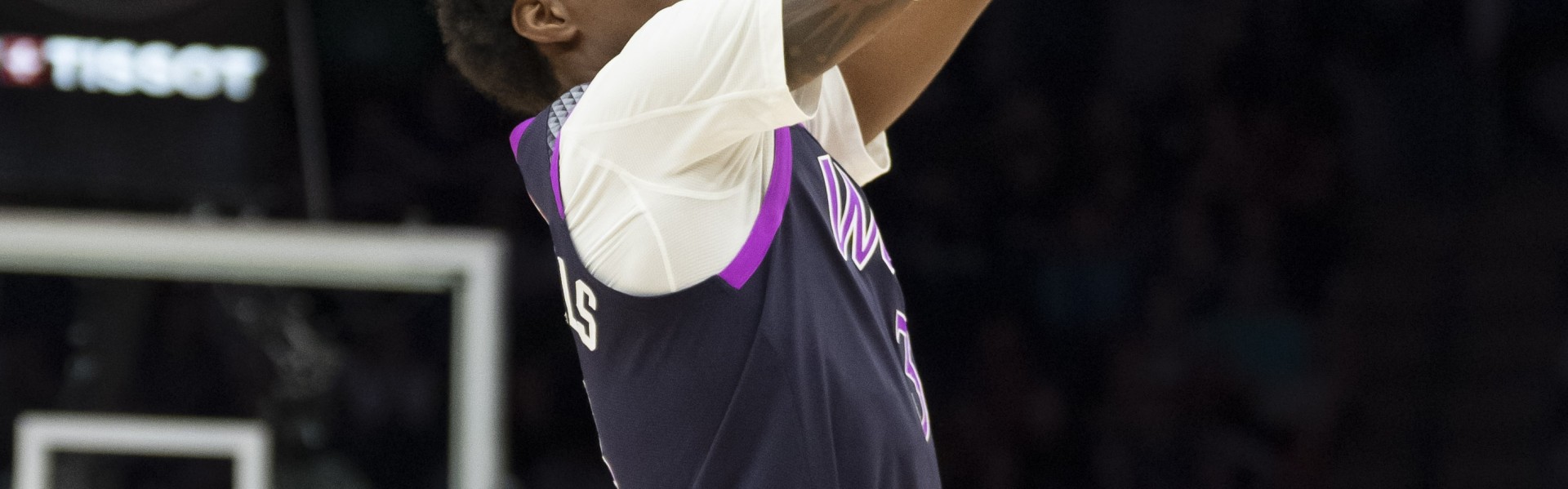 今天相当准！麦克丹尼尔斯半场6中6得17分 三分4中4&amp;上演空接暴扣