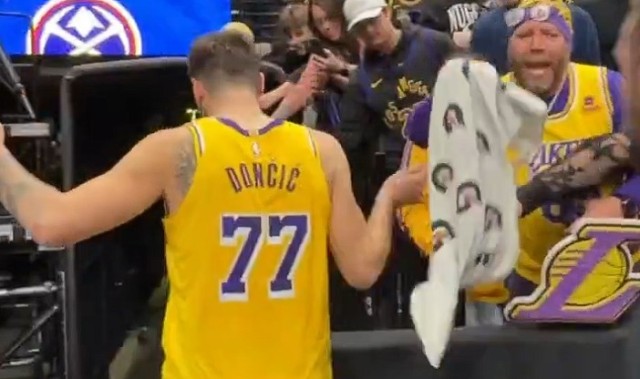 詹姆斯和东契奇赛后都为球迷送上原味儿毛巾 球迷都欣喜若狂